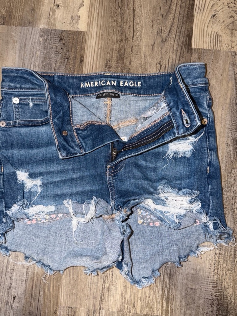 American Eagle Women’s Super High Rise Shortie Denim Floral Pocket Shorts-Sz 2